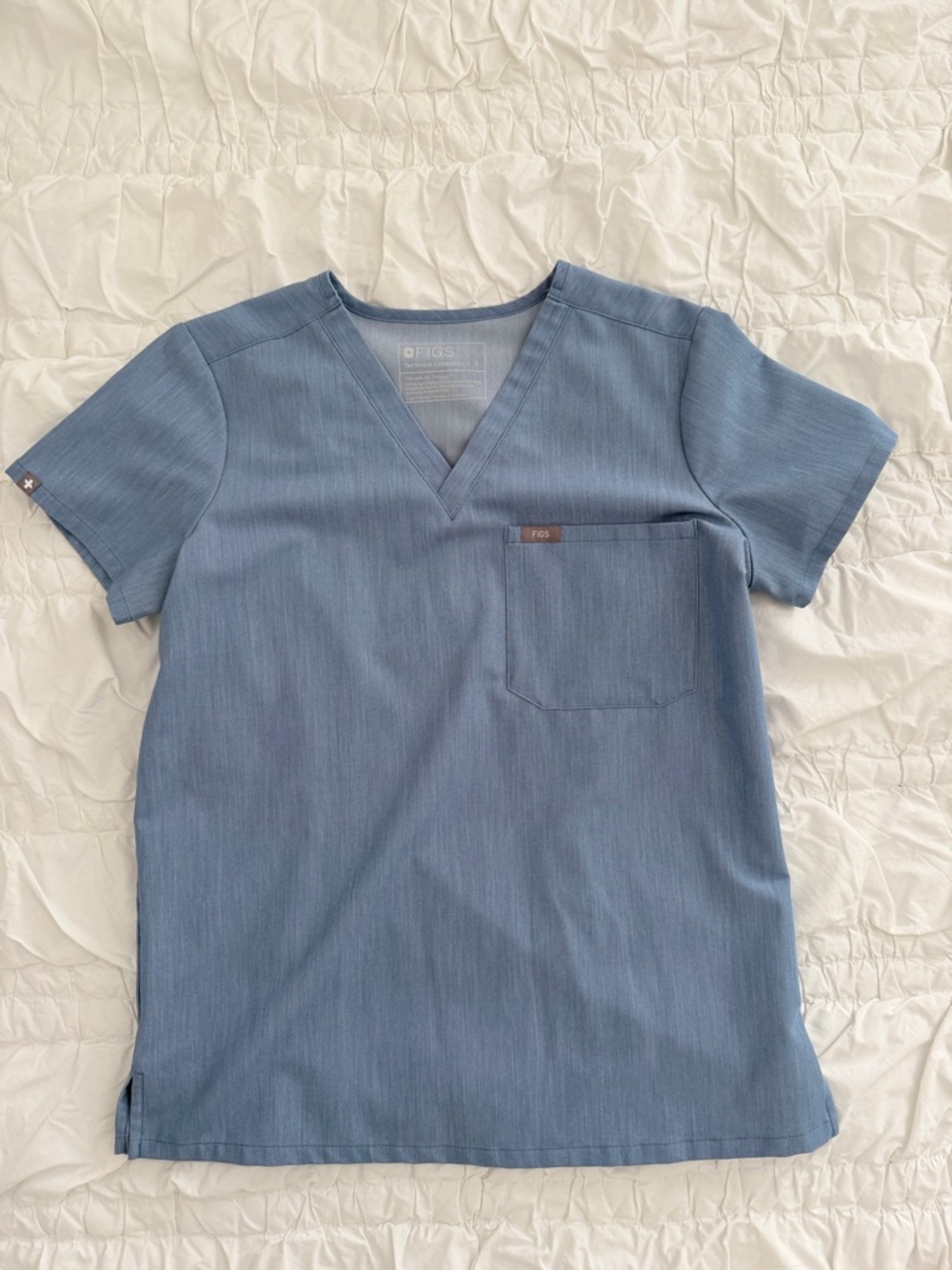 FIGS Women’s Catarina One Pocket V-Neck Scrub Top in Denim Blue S